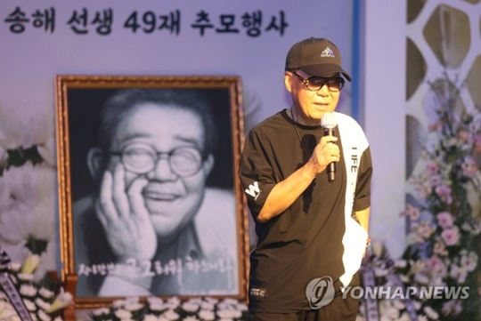 고(故) 송해 49재 추모행사에서 공연 중인 조영남. 사진l연합뉴스