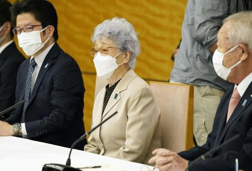 지난 9일 윤덕민 주일본 한국대사가 요코타 메구미의 어머니 요코타 사키에(가운데) 등 납치 피해자 가족과 면담했다고 주일한국대사관이 밝혔다. 메구미의 아버지 요코타 시게루는 지난 ...