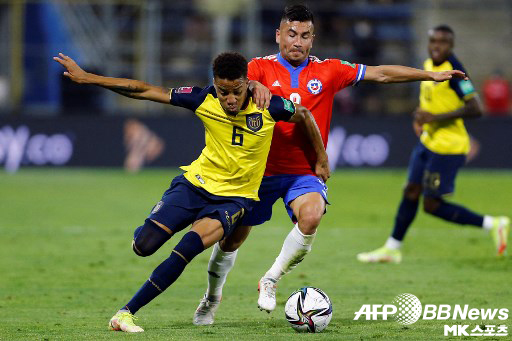 에콰도르의 바이런 카스티요가 칠레와 월드컵 예선에서 경기하는 모습. 칠레축구협회는 카스티요가 실제로는 콜럼비아 국적을 가진 선수라고 주장했다. 사진=ⓒAFPBBNews = News...