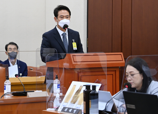 배형진 모다모다 대표이사가 7일 국회에서 열린 보건복지위원회의 식품의약품안전처 등에 대한 국정감사에 참고인으로 출석해 더불어민주당 최혜영 의원의 질의에 답변하고 있다. [사진 출처...