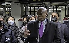뉴욕 지하철역에서 아시아계 여성 떠밀려 사망