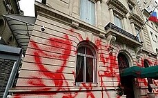 붉은 페인트 공격 받은 뉴욕 러시아 영사관