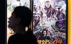 '천만' 앞둔 '범죄도시'…작품성에 독점 논란