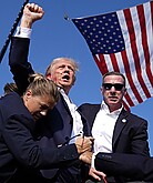 ＇트럼프 주먹 불끈＇ 사진