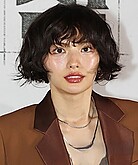 ＂재밌니? 똑바로 봐＂